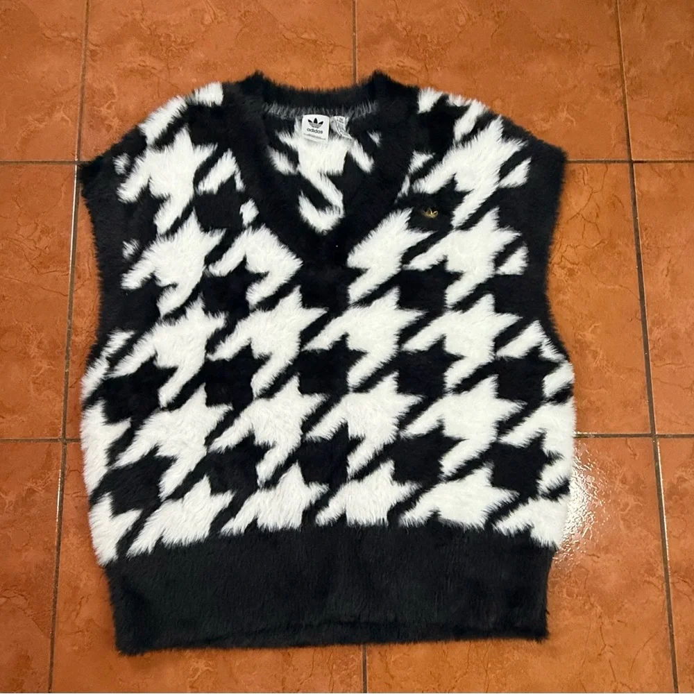 Adidas Black and White V-Neck Sweater with Bold Pattern - Picture 5 of 10
